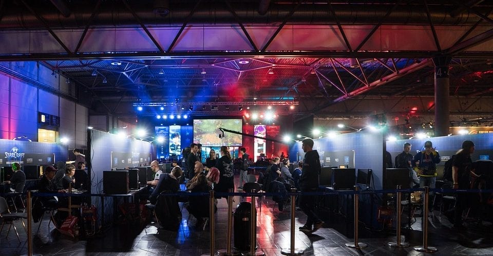 Symbolfoto Pixabay eSport eSports Event Aufführung Bühne Wettbewerb Tournament Wettkampf